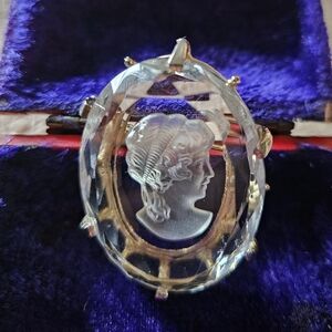 Elegant Vintage Glass Gold Cameo Brooch